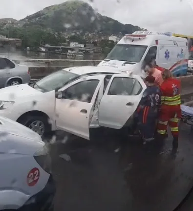 Três veículos se envolvem em acidente na Segunda Ponte