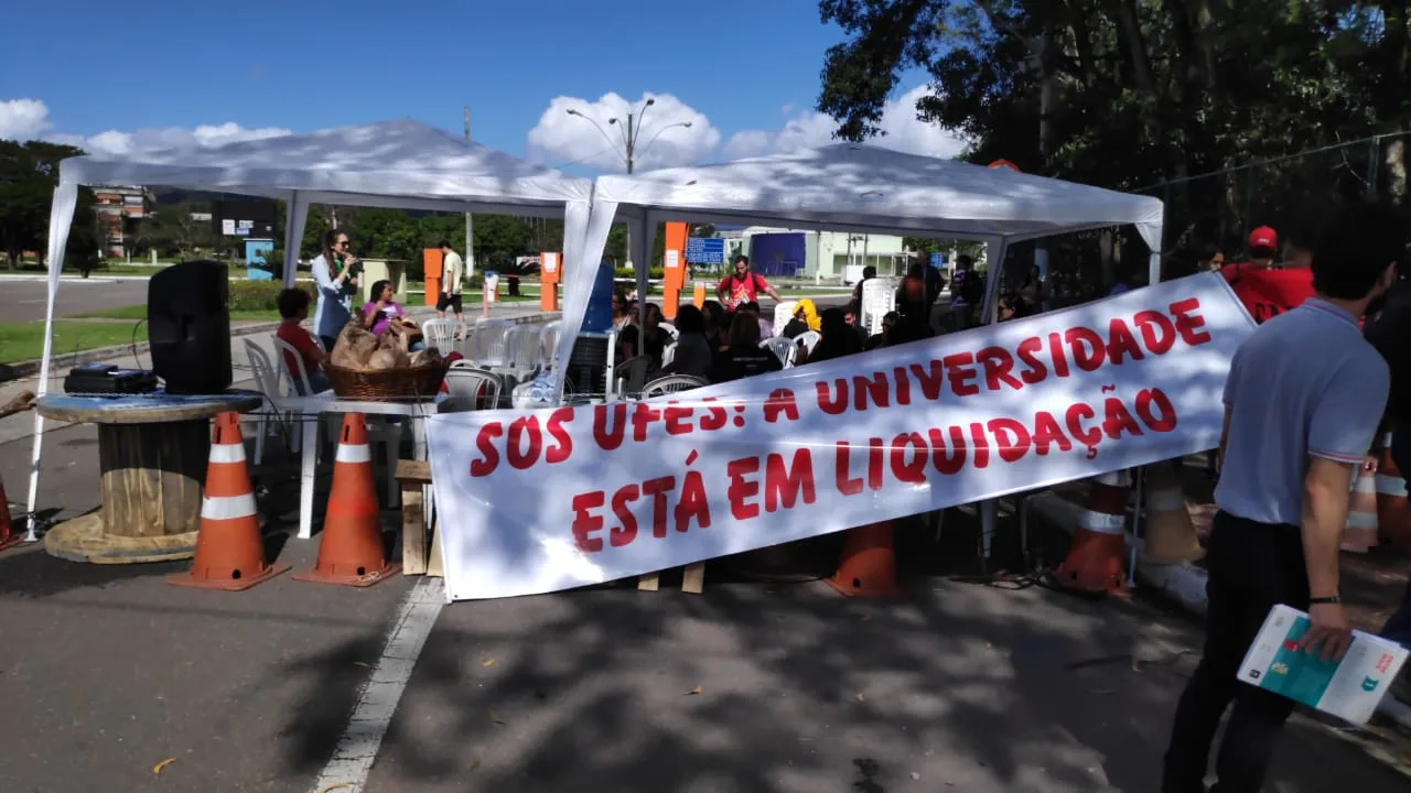 Em protesto, alunos e professores bloqueiam entradas da Ufes