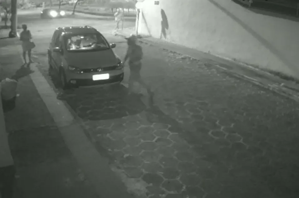 VÍDEO | Mulheres são rendidas e têm carro levado por criminosos em Vitória