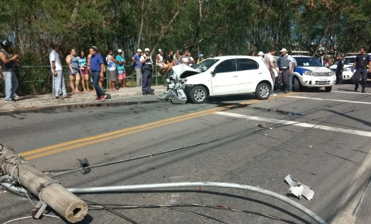 Motorista perde controle do veículo, bate e derruba poste em Vitória