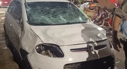 Carro desgovernado invade desfile de carnaval e deixa 30 feridos