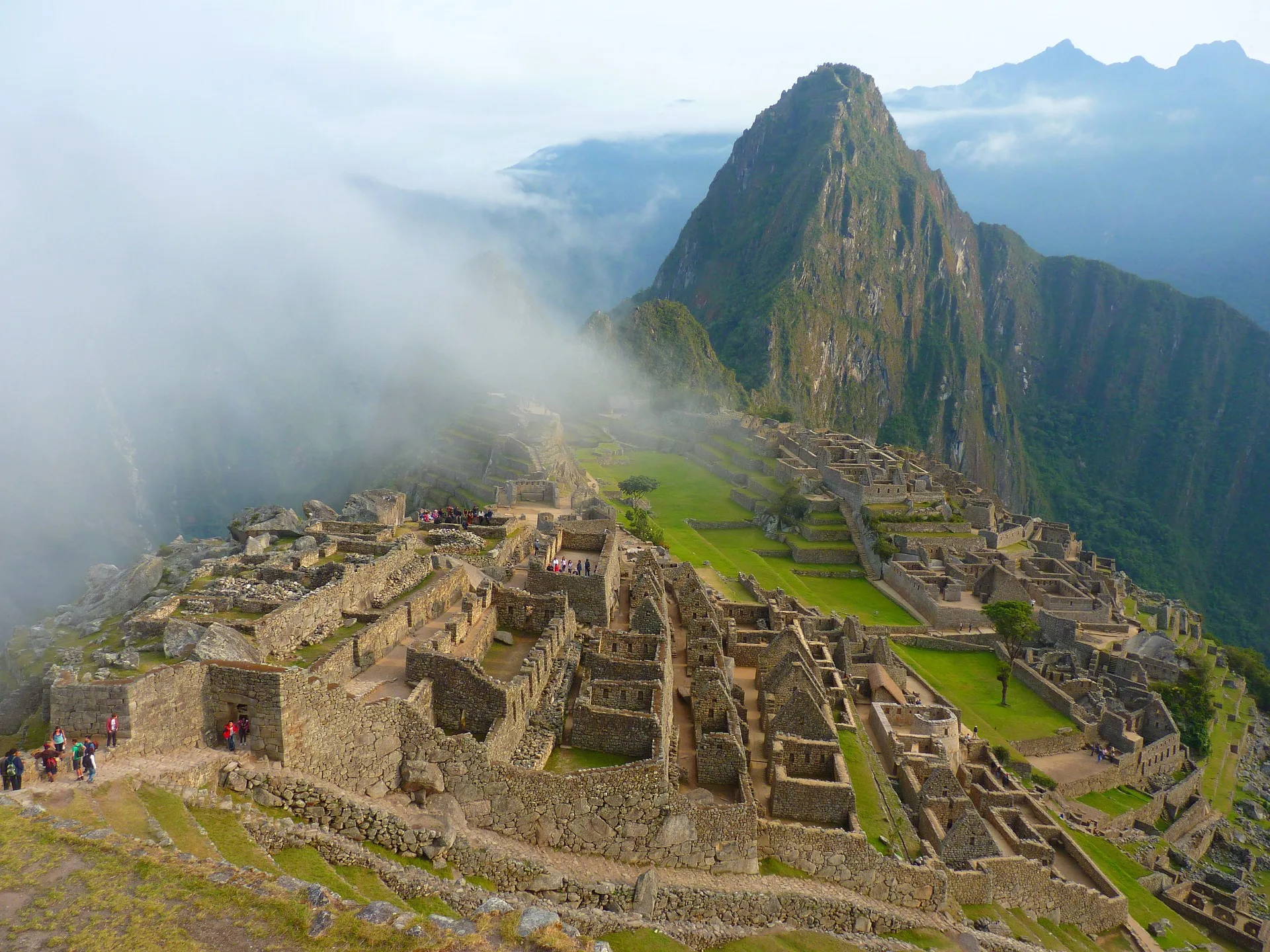 Bombeiros do Peru controlam incêndio que ameaçava Machu Picchu; alerta continua