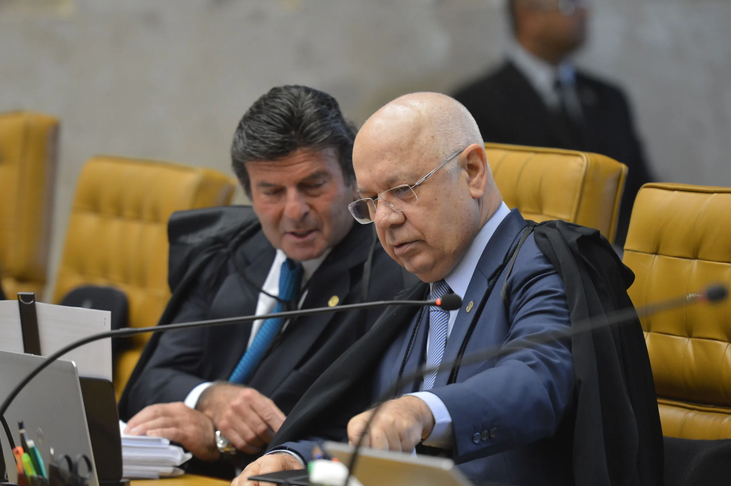 Brasília – Os ministros Luiz Fux e Teori Zavascki no Plenário do Supremo Tribunal Federal (STF), A sessão de julgamentos desta quinta-feira (14), às 14h, foi cancelada para que os ministros possam se dedicar à análise de ações que questionam pontos do rito do impeachment. A sessão extraordinária foi convocada para hoje, às 17h30 (Antonio […]