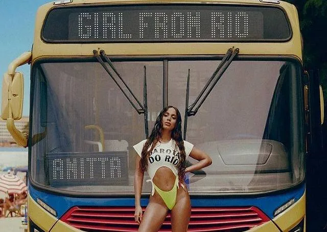 Caravana! Fãs fretam ônibus e vans para ver show de Anitta em Guarapari