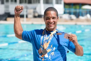 Marcos Vinicius Barcellos tem mais um sonho: ser triatleta. Para isso ele está buscando ajuda para adquirir uma handbike de alumínio. (Foto: André Sobral)