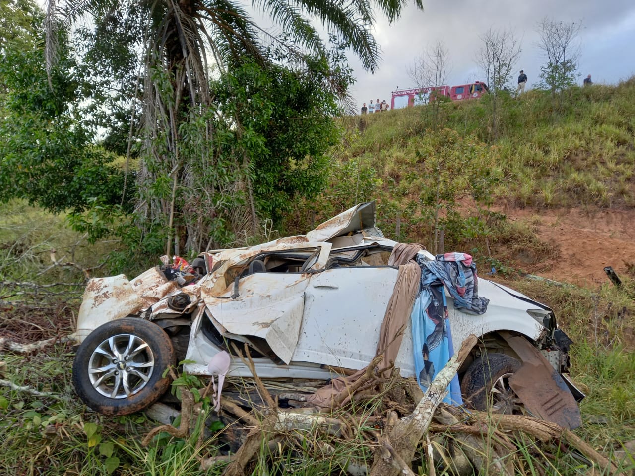 Mãe e filho, vítimas de acidente de carro na Bahia, são sepultados em Vitória