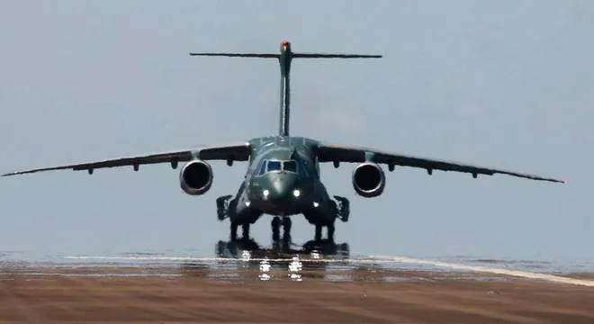 Fab recebe o primeiro maior avião feito no Brasil