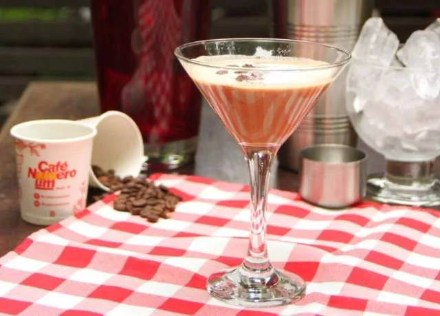 Com apenas quatro ingredientes, aprenda a fazer um drink de café com rum e leite condensado