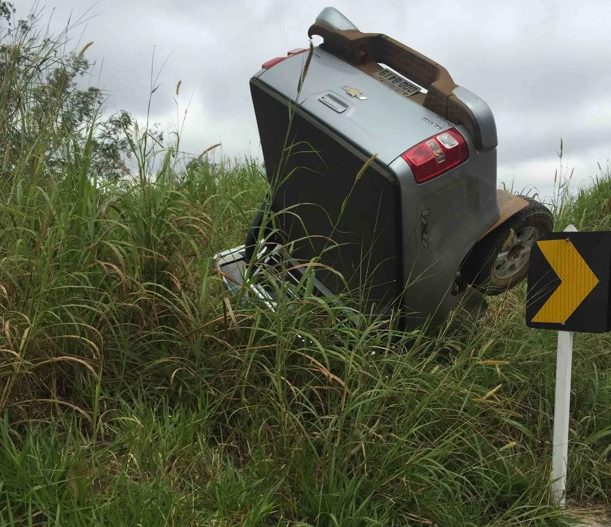 Motorista fica ferido após capotar com veículo às margens da BR-482 em Guaçuí