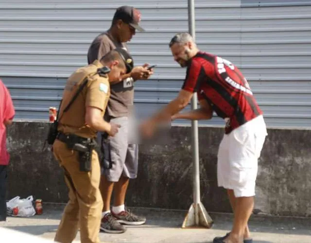 Torcedor do Athletico-PR perde a mão ao soltar sinalizador durante embarque do time
