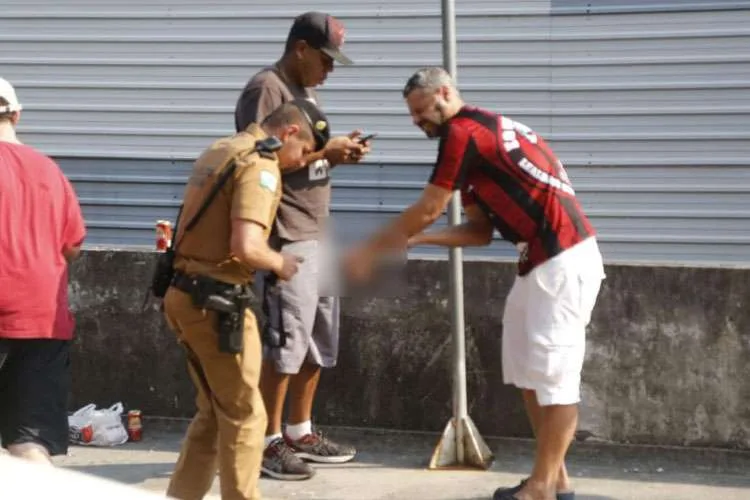 Torcedor do Athletico-PR perde a mão ao soltar sinalizador durante embarque do time