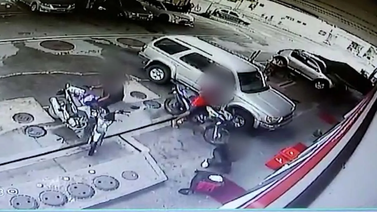 VÍDEO | Criminosos invadem posto, atiram e roubam moto em Vila Velha