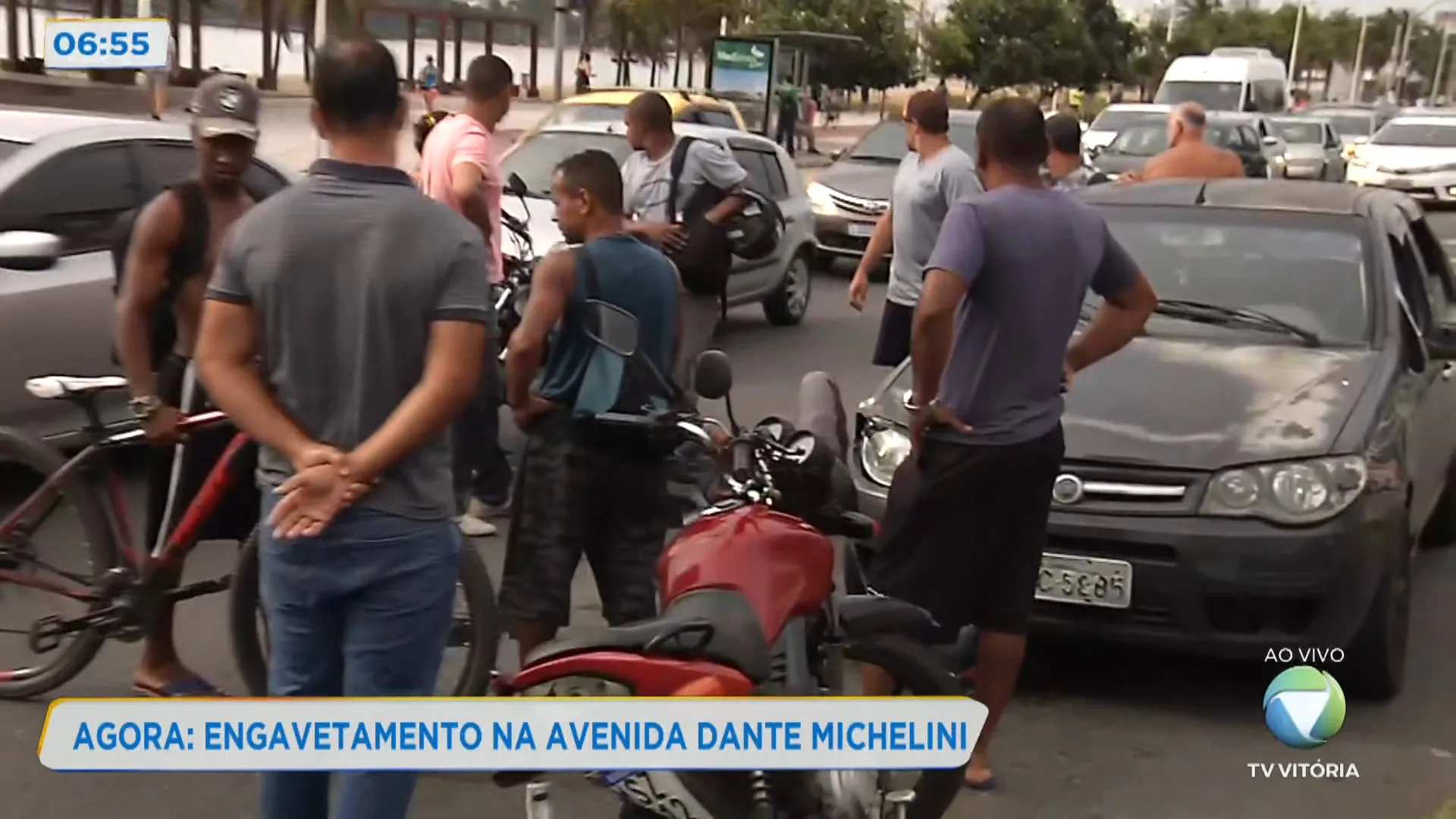 Dois acidentes praticamente ao mesmo tempo na Avenida Dante Michelini