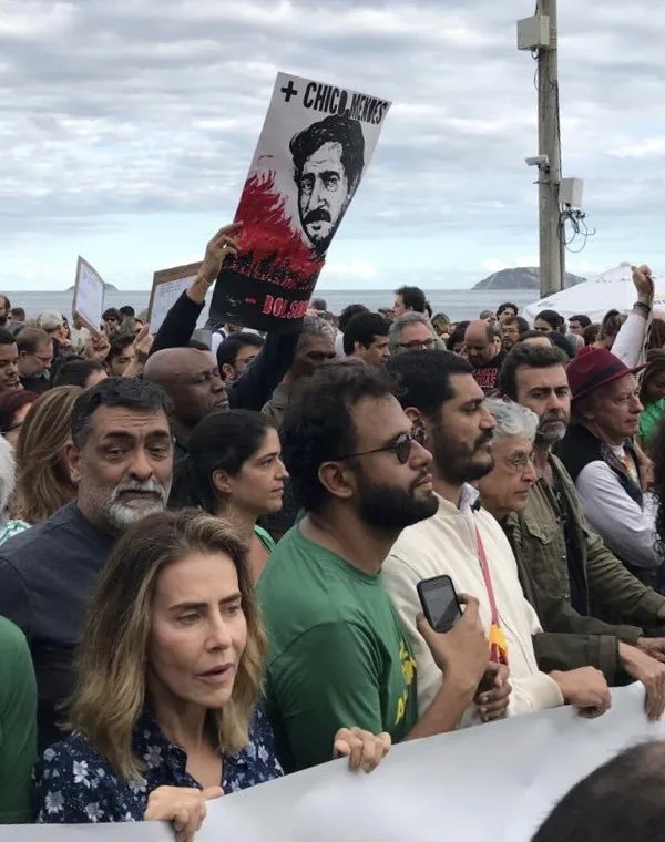 Lideradas por artistas, manifestantes caminham de Ipanema ao Leblon pela Amazônia