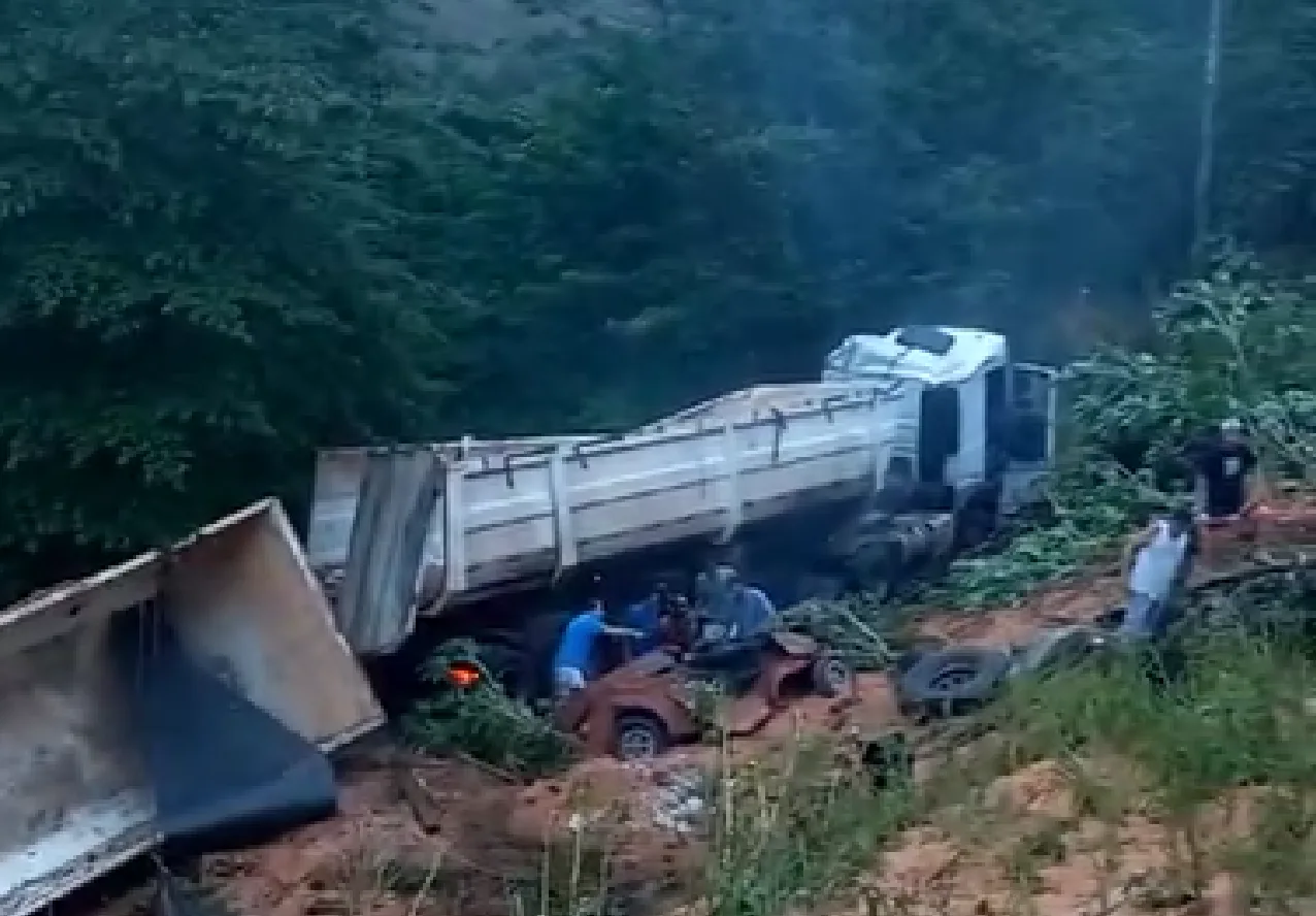 Grave acidente entre carro e carreta deixa dois mortos no Sul do ES