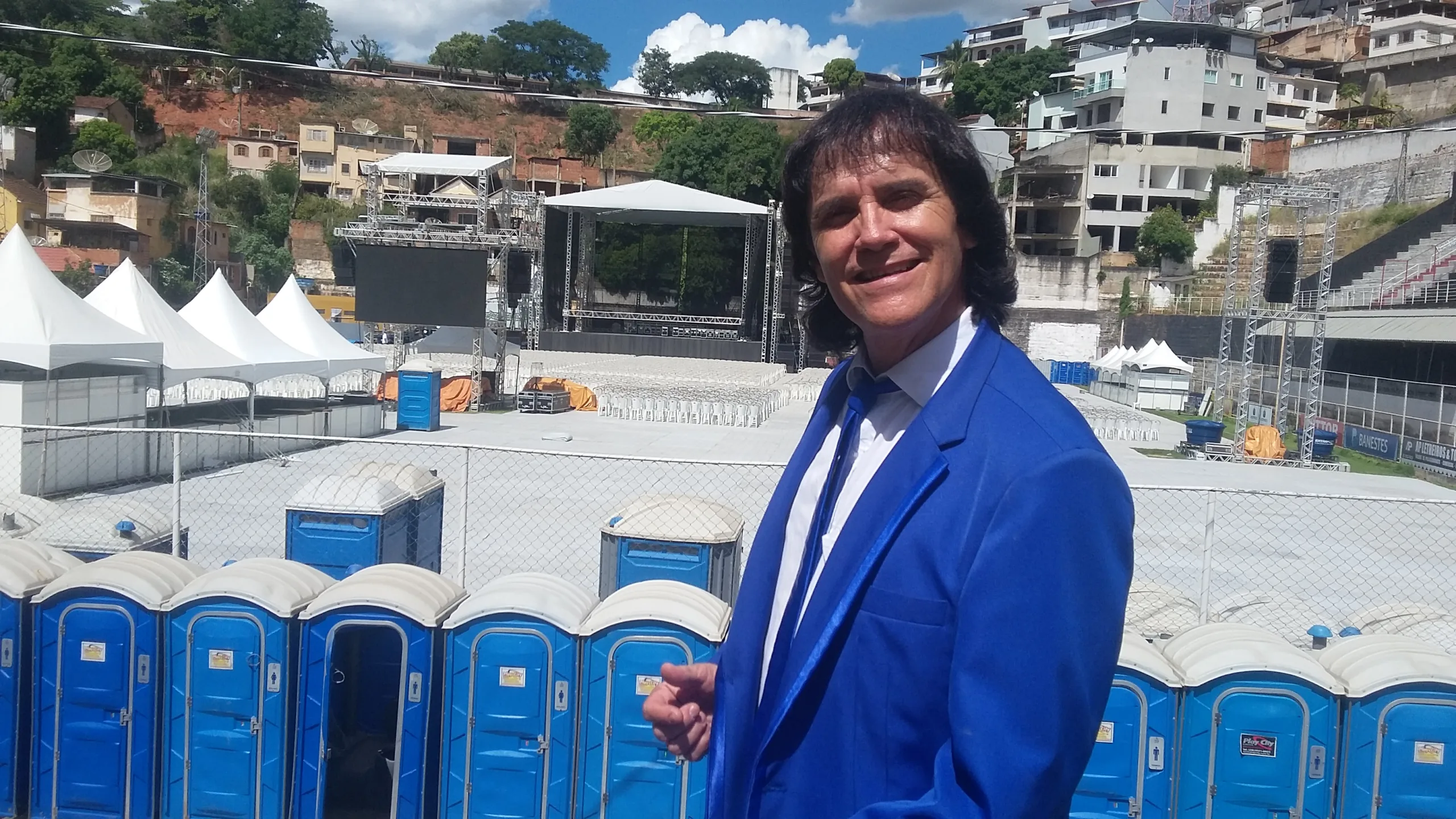 Nelson Carlos faz sucesso com fãs antes do show do Rei em Cachoeiro