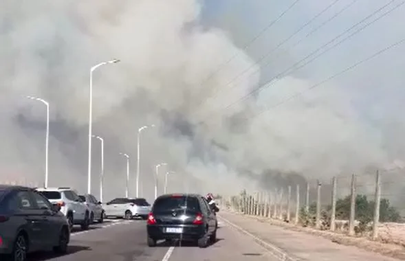 VÍDEO | Incêndio provoca densa coluna de fumaça na Rodovia Leste-Oeste, em Vila Velha