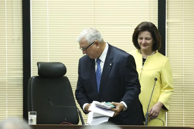 O subprocurador-geral da República Alcides Martins e a procuradora-geral da República, Raquel Dodge, durante cerimônia de transmissão de cargo no plenário do Conselho Superior do Ministério Público Federal (CSMPF)