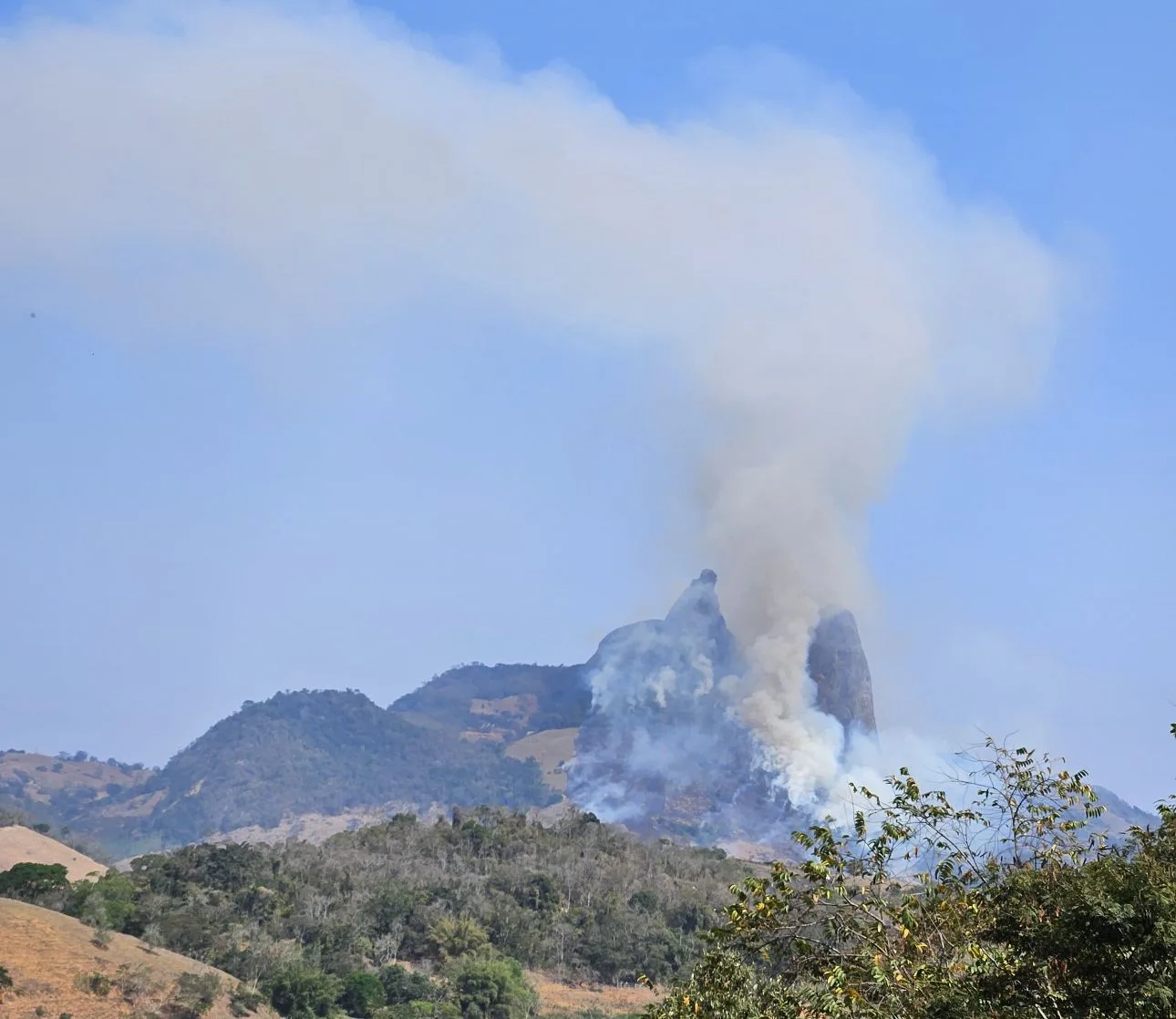 Fumaça de incêndio toma conta do Frade e da Freira no Sul do ES