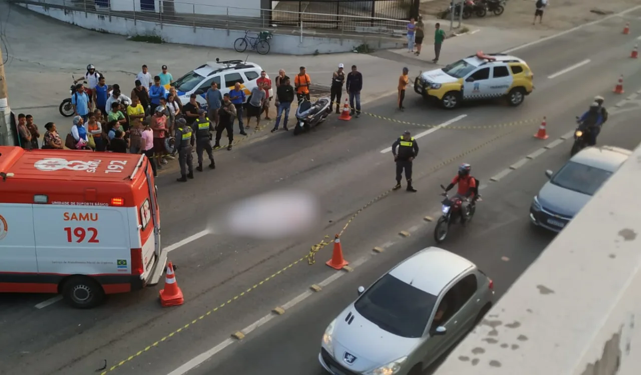 Motociclista morre e esposa fica ferida em acidente entre moto e carretas em Cariacica