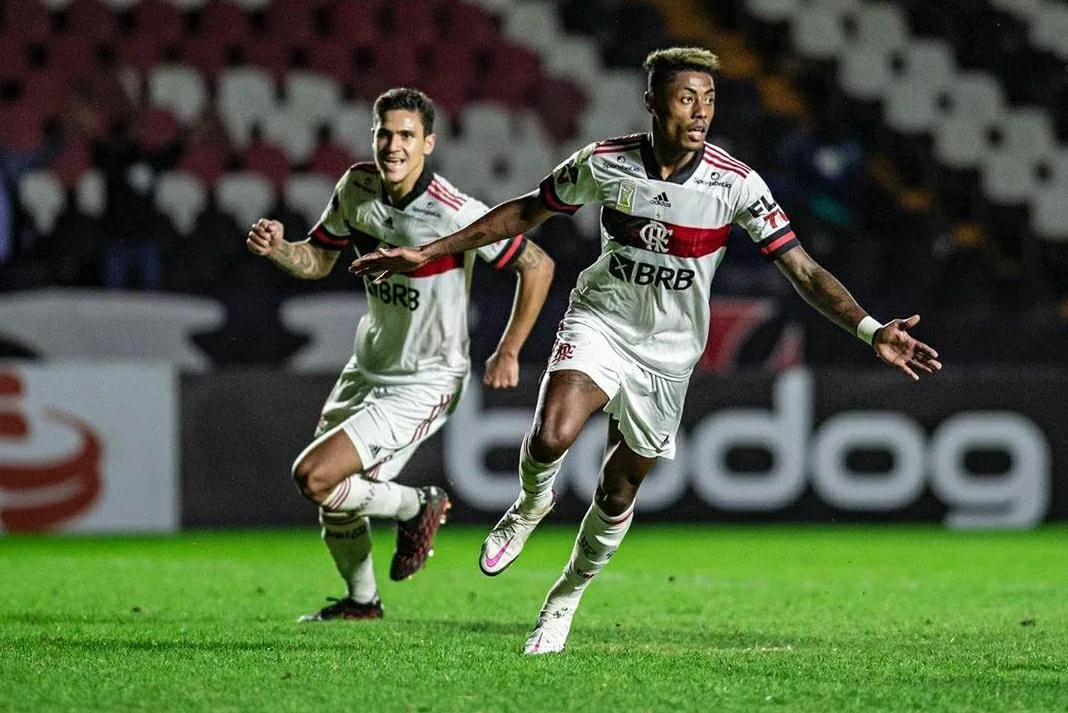 Flamengo vira no 2ª tempo, soma 16° jogo sem perder do Vasco e pressiona o líder