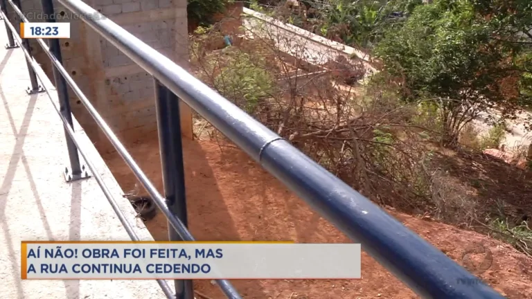 Buraco faz rua ceder e tira o sono dos moradores em Viana