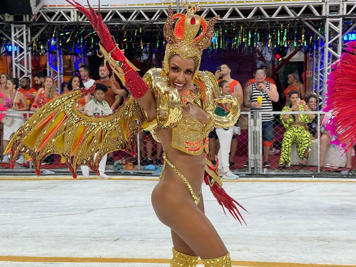 Carnaval de Vitória: rainha da Piedade importa fantasia da Europa e surpreende