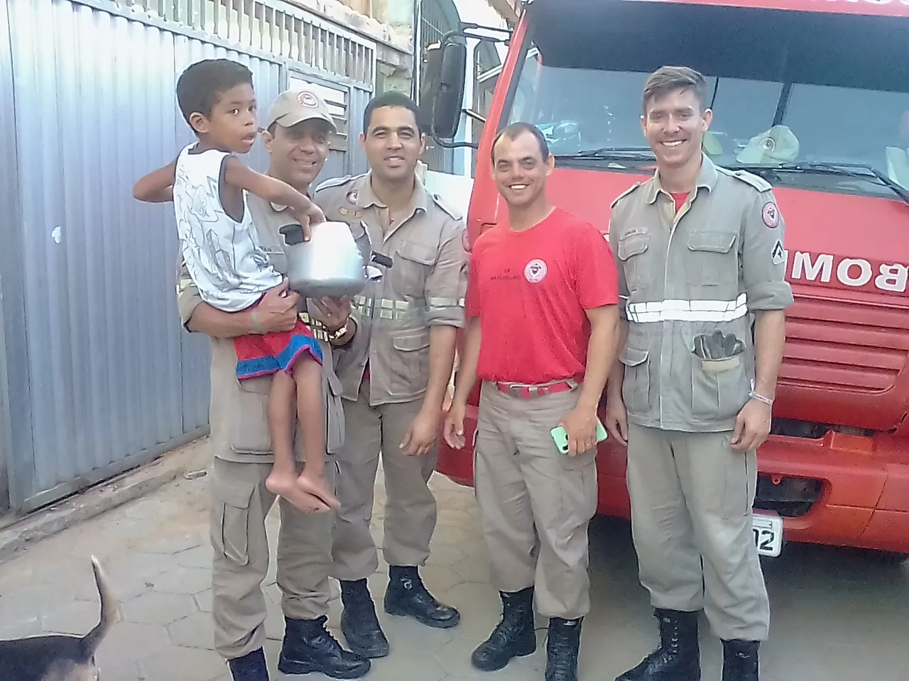 'Escondi no banheiro', diz mãe de menino que ficou com panela de pressão presa na cabeça