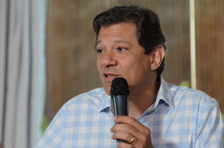 O candidato a presidência da República, Fernando Haddad fala com a imprensa após reunião com a chefe da missão de observação eleitoral da OEA, Laura Chinchilla, no hotel Matsubara.