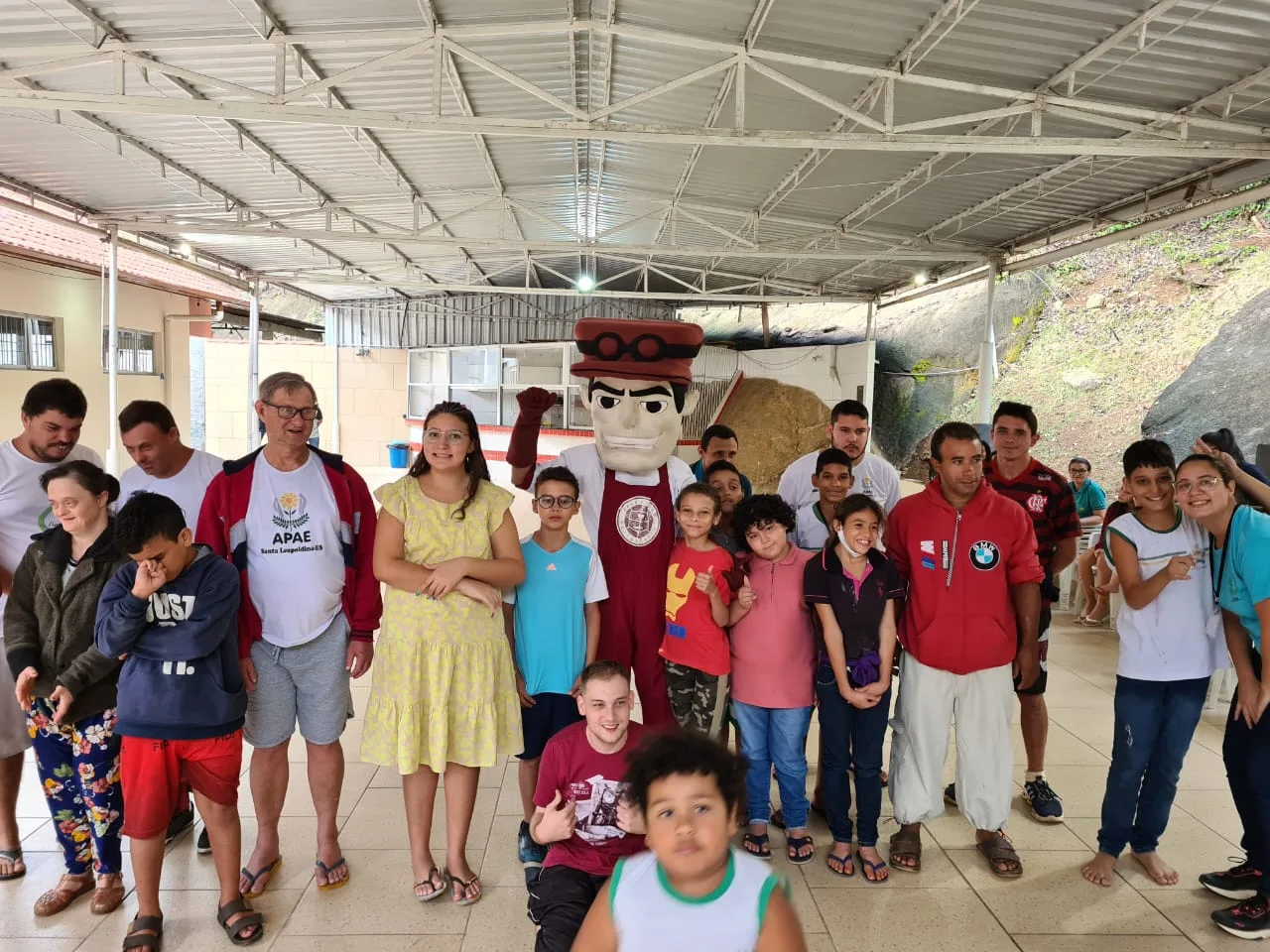 Mascote da Desportiva Ferroviária promove encontro com crianças da APAE de Santa Leopoldina