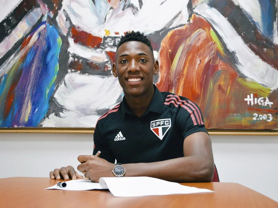 São Paulo acerta ampliação do contrato com o defensor Léo até dezembro de 2024