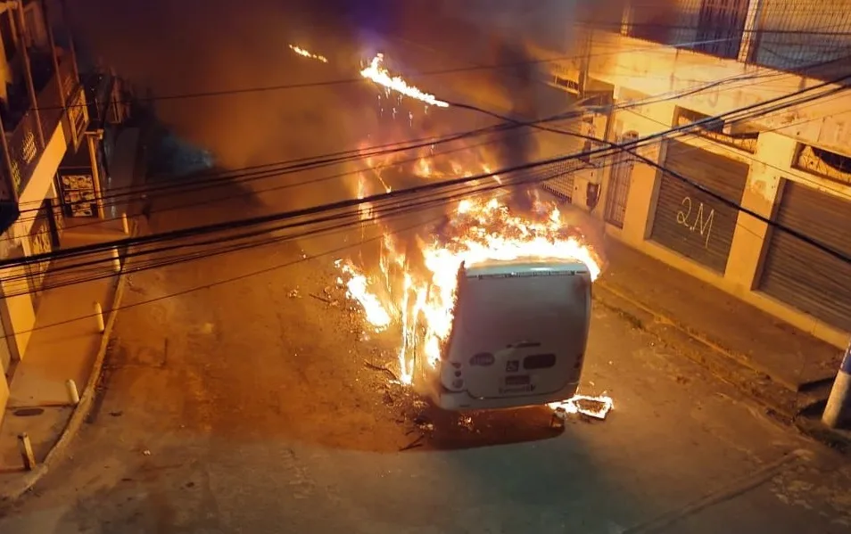 Responsáveis por incendiar ônibus em Cariacica já foram identificados, diz polícia