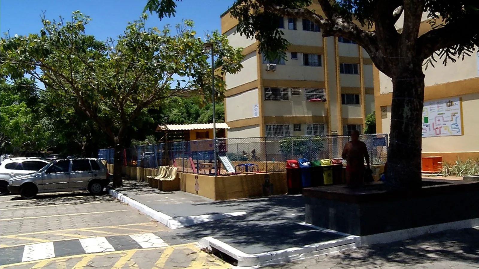 VÍDEO | Suspeito invade apartamento, come, dorme, toma banho e acaba preso em Vila Velha