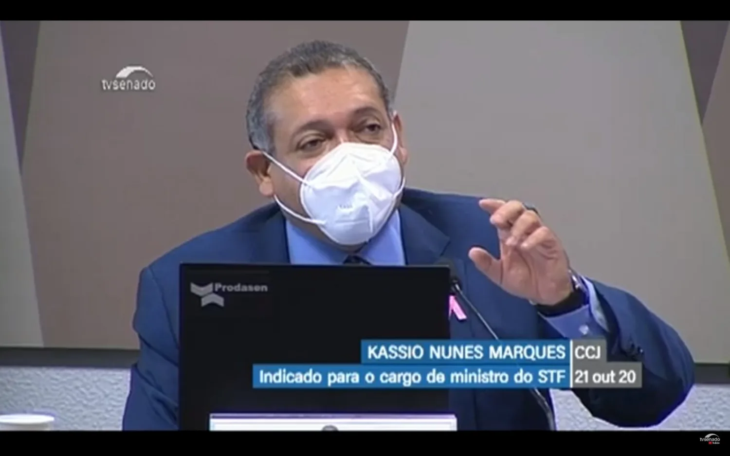 Novo ministro se isola no STF e ganha afagos de Bolsonaro