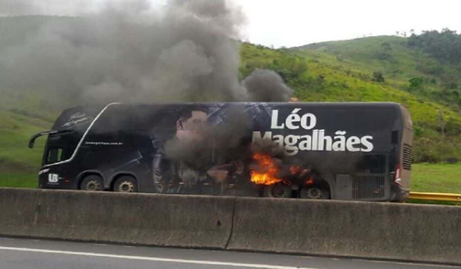 Ônibus de cantor sertanejo pega fogo