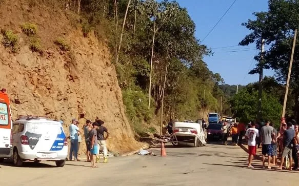 Carro capota ao bater em moto e deixa uma pessoa morta na região serrana do ES