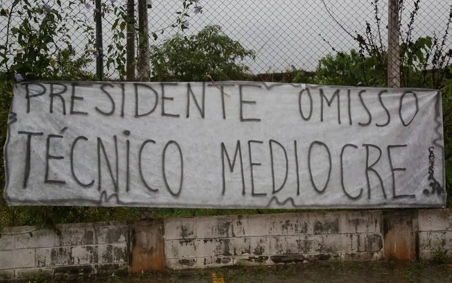 Antes de partida contra o Flamengo, torcida organizada do Corinthians protesta em CT