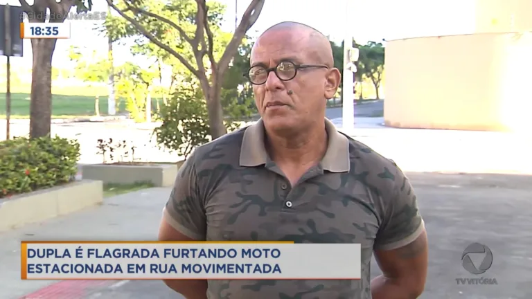 Dupla é flagrada furtando moto estacionada em rua movimentada