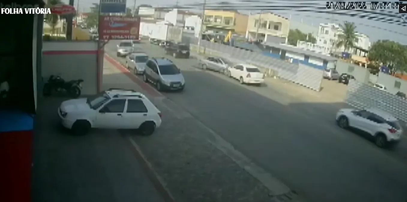 VÍDEO | Motorista de aplicativo faz manobra irregular e bate em 2 carros na Serra