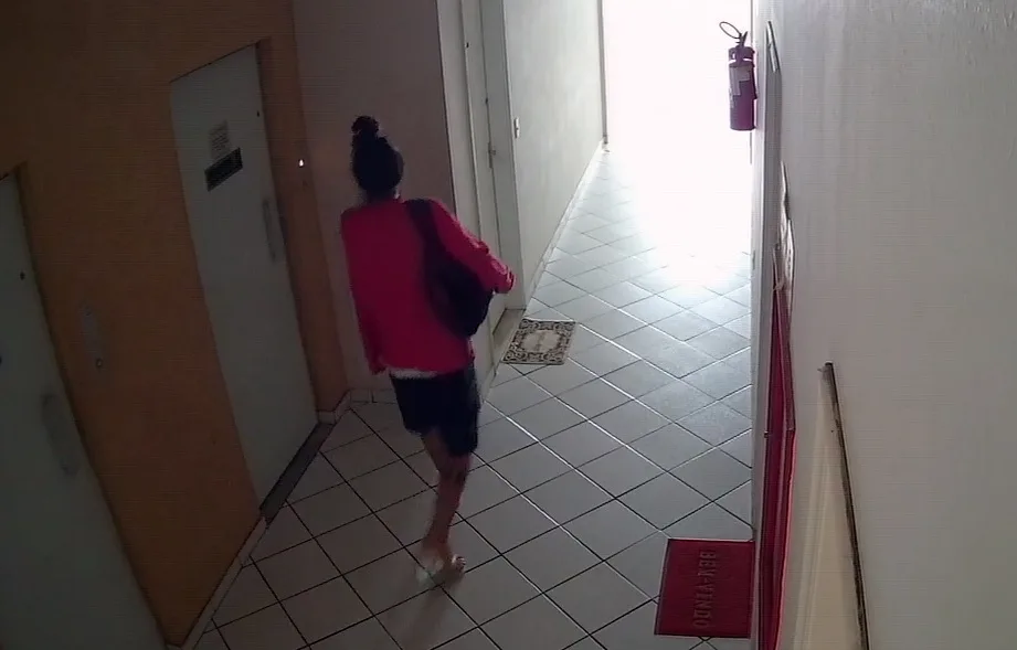 Vídeo mostra suspeito de matar namorada em Vitória saindo de apartamento após o crime