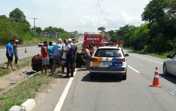 Mulher fica ferida após batida entre dois carros na Rodovia do Sol em Vila Velha