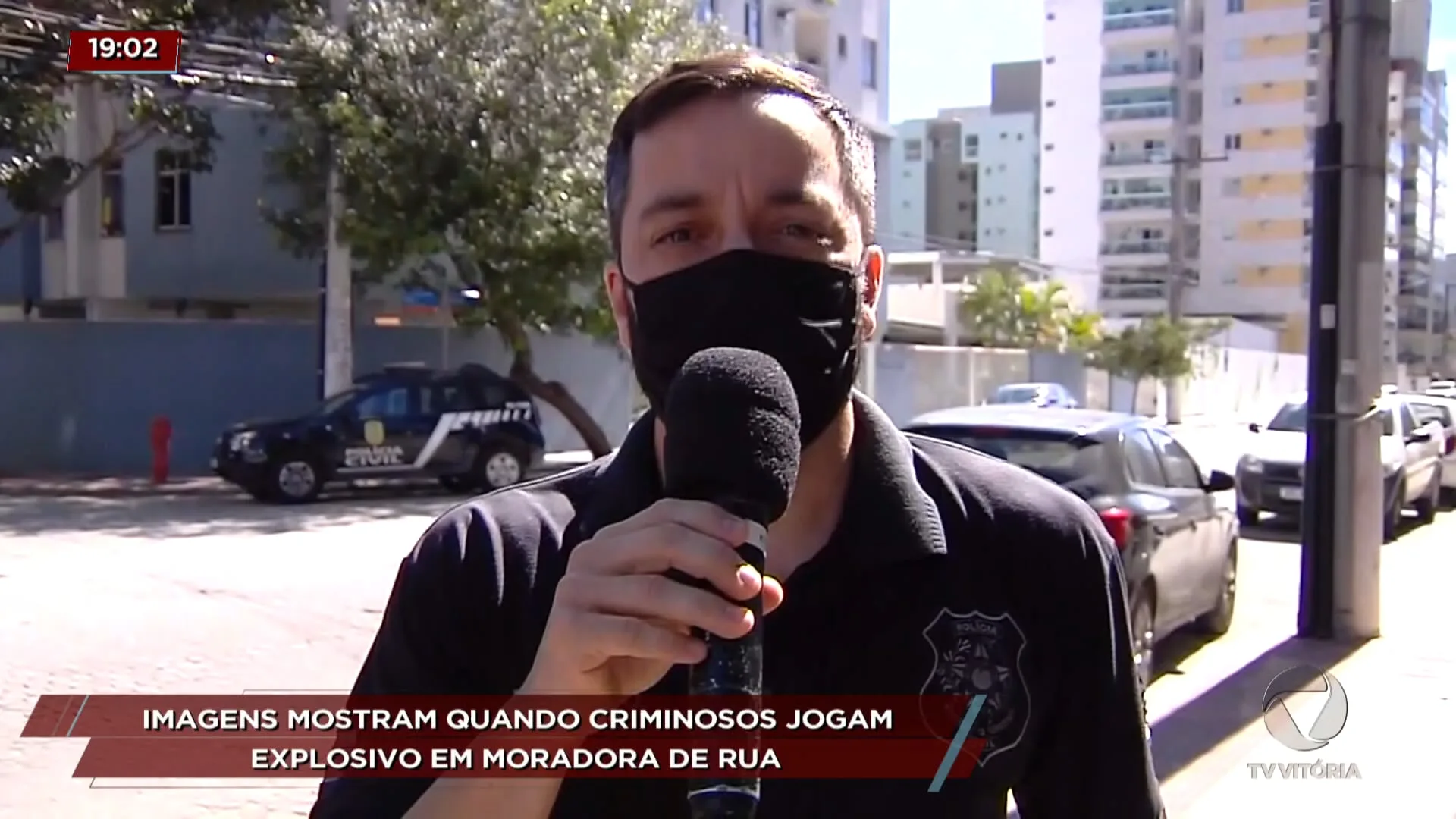 Imagens mostram quando criminosos jogam explosivo em moradora de rua