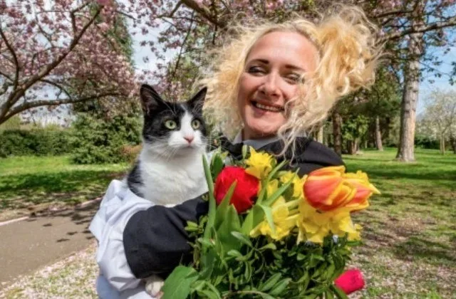 Mulher casa com gata para não precisar abrir mão do animal e ter que mudar de apartamento