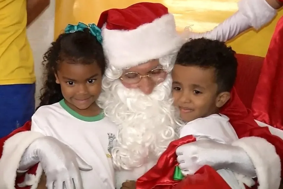 Papai Noel dos Correios visita escola de Cariacica na abertura da campanha