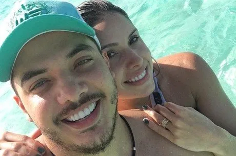 Wesley Safadão posa abraçado com Thyane Dantas durante férias nas Bahamas