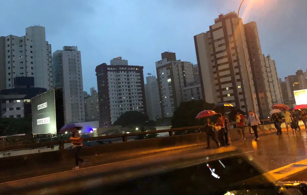 Alagamentos provocam caos no trânsito em Vila Velha e pessoas atravessam Terceira Ponte a pé