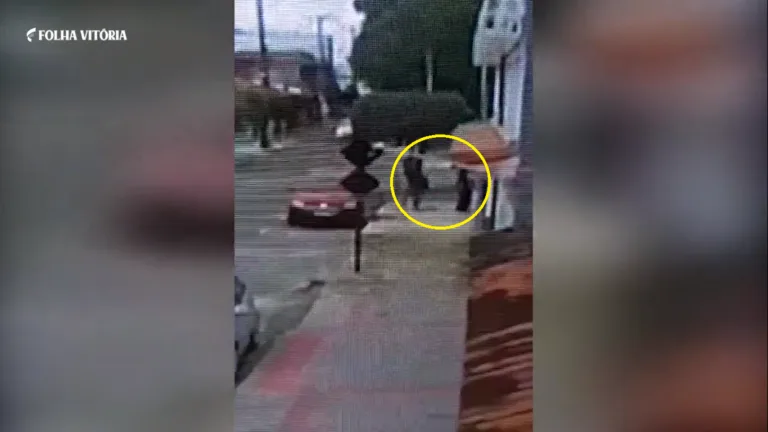 VÍDEO | Mulher é assaltada na porta de casa em Vila Velha