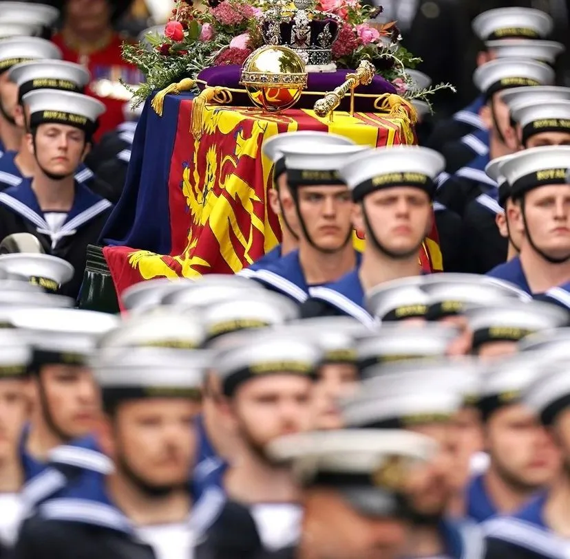 Rei Charles III se emociona durante funeral da Rainha Elizabeth II e faz singela homenagem