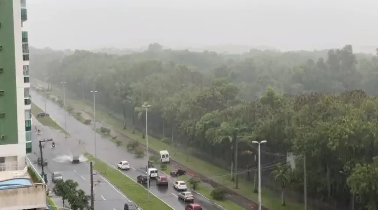 Volta a chover forte e ruas já começam a ficar alagadas na Grande Vitória