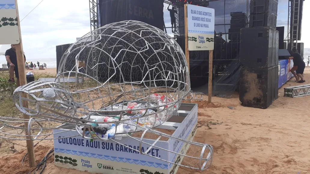 'Tartaruga gigante' chama atenção para poluição das praias na Serra